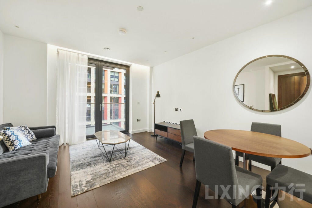 Flat Ponton Road in Greater London