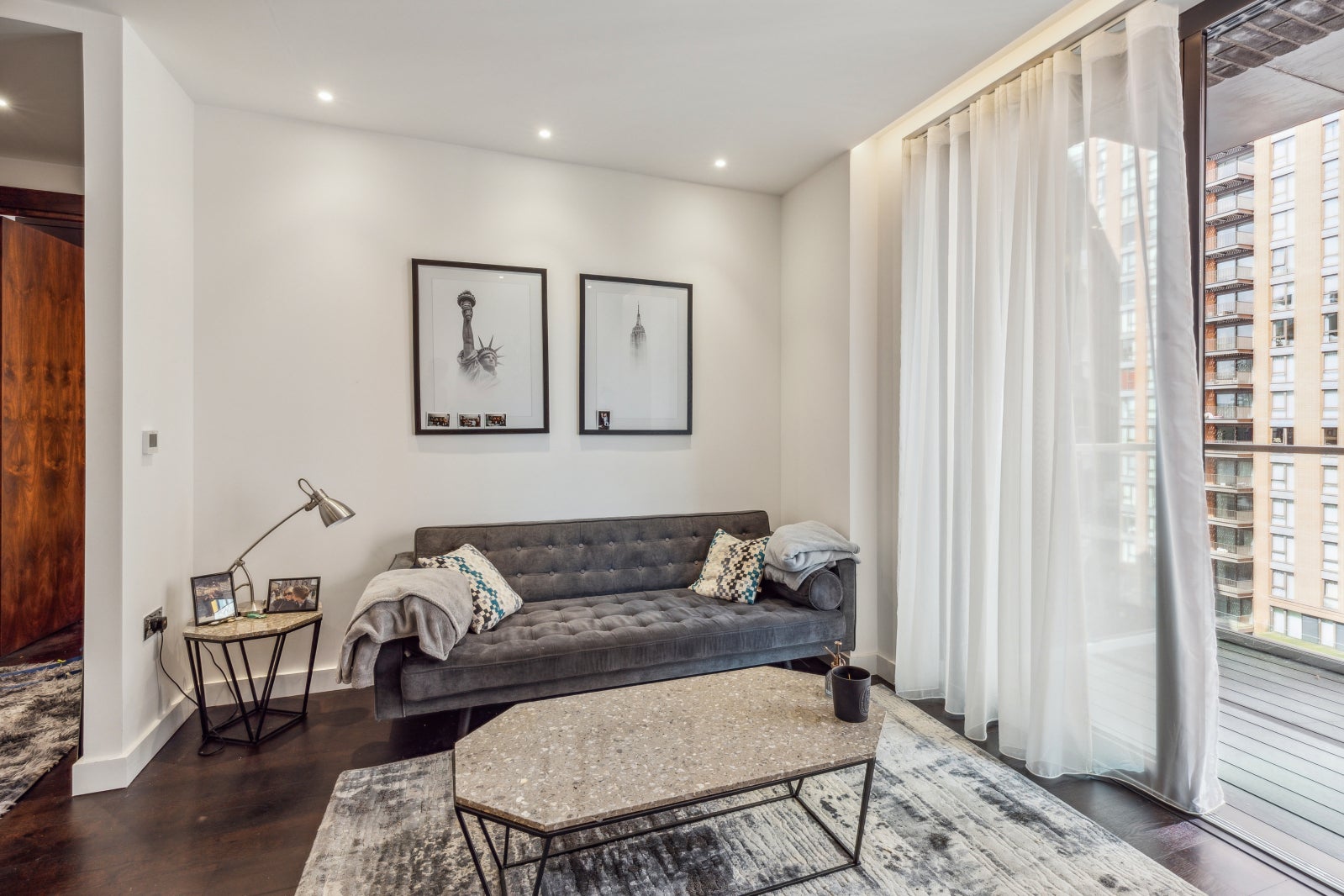 Flat Ponton Road in Greater London