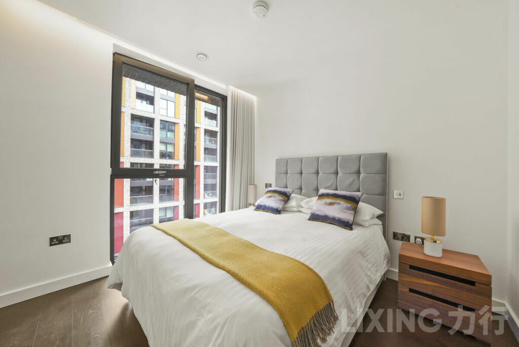 Flat Ponton Road in Greater London