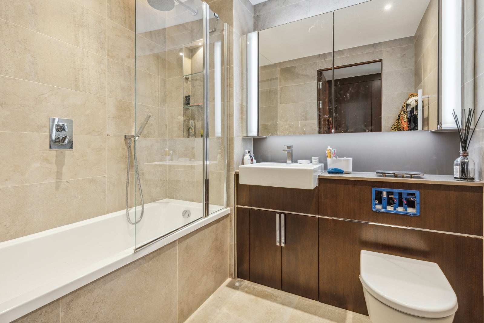 Flat Ponton Road in Greater London