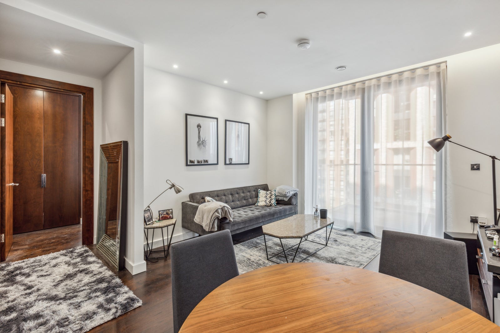Flat Ponton Road in Greater London