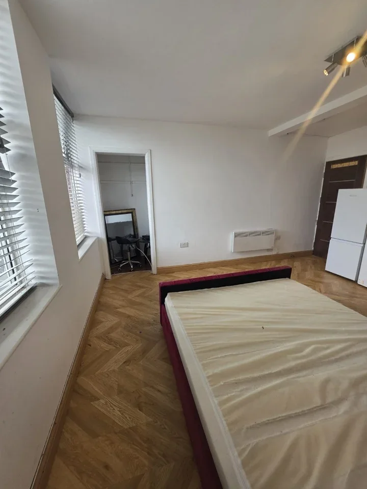 Flat Longspring in Watford