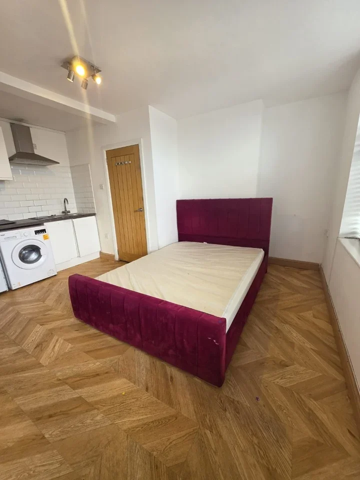 Flat Longspring in Watford