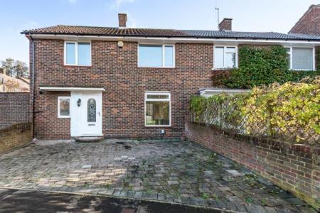 House Shelley Avenue in Bracknell