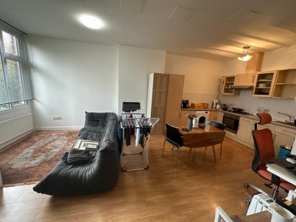 Flat Woodstock Road in Greater London