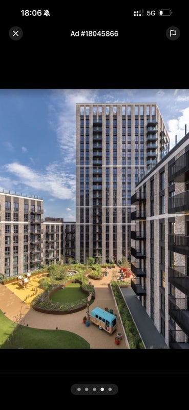 Flat Atlantic Crescent in Greater London