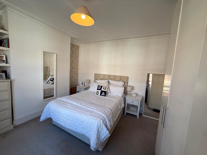 Room Lynn Road in Greater London