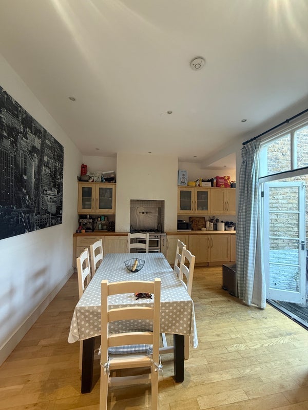 Room Lynn Road in Greater London