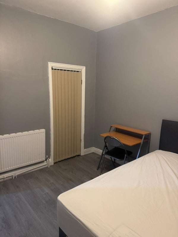 Room Holmfield Avenue in Manchester