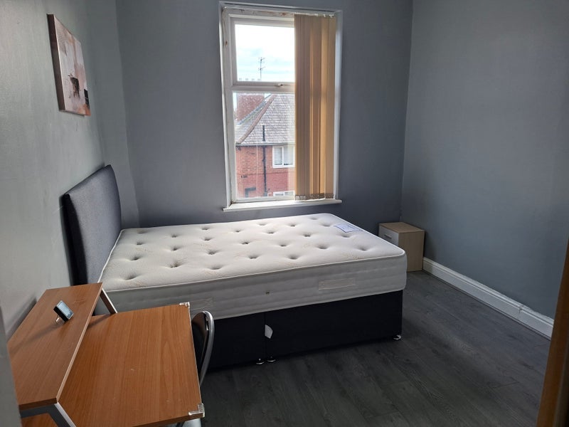 Room Holmfield Avenue in Manchester