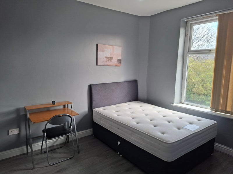 Room Holmfield Avenue in Manchester