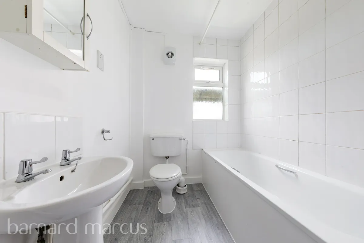 Flat Lincoln Court in Greater London