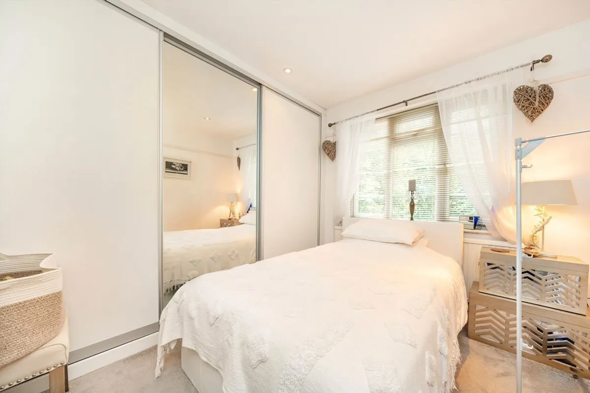 Flat Grange Road in Greater London