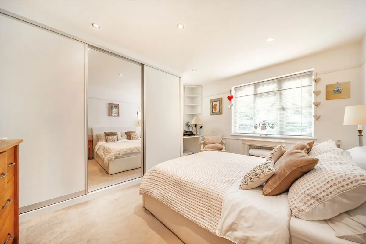 Flat Grange Road in Greater London