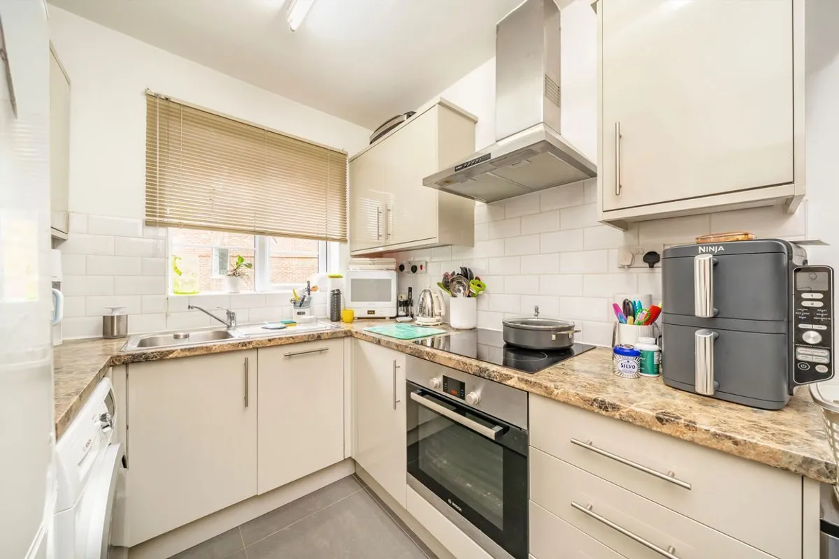 Flat Grange Road in Greater London