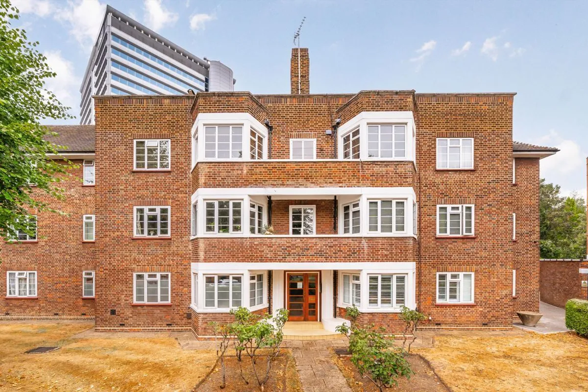 Flat Grange Road in Greater London