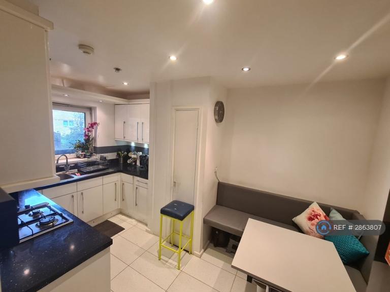 Flat Burge Street in Greater London