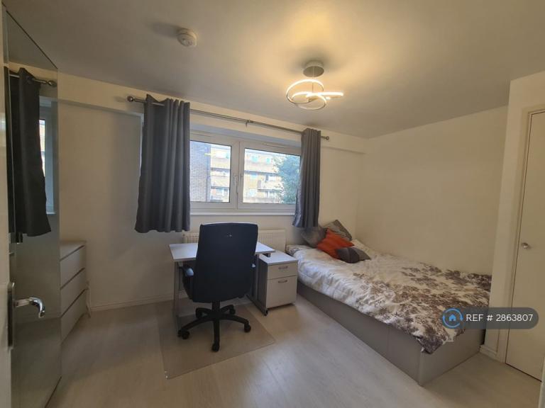 Flat Burge Street in Greater London
