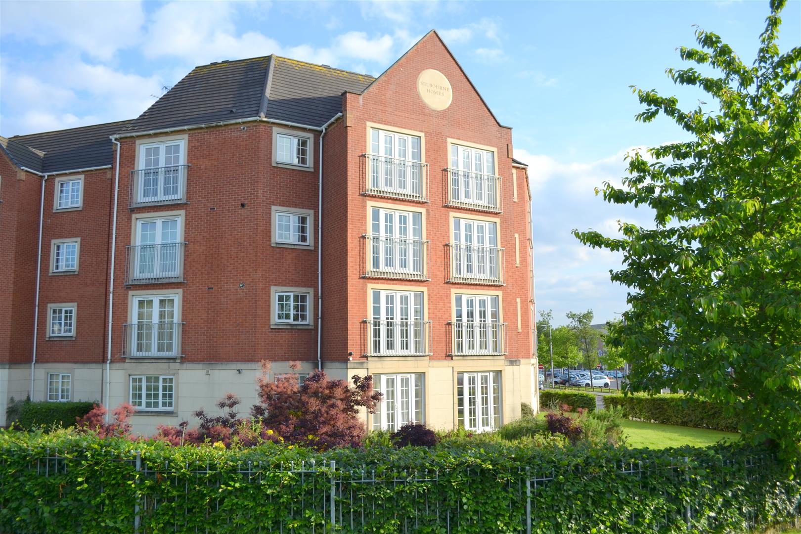Flat Madison Avenue in Dudley