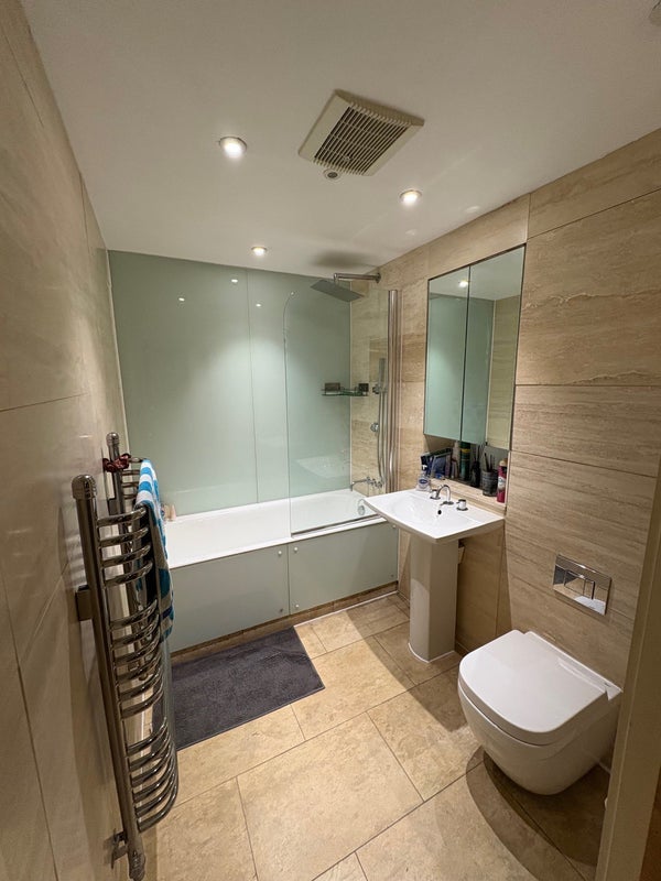 Room Leman Street in Greater London
