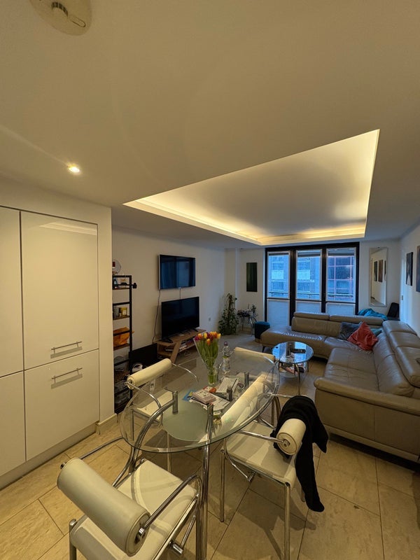 Room Leman Street in Greater London