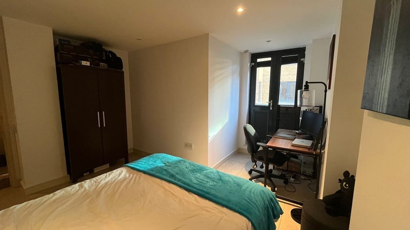 Room Leman Street in Greater London