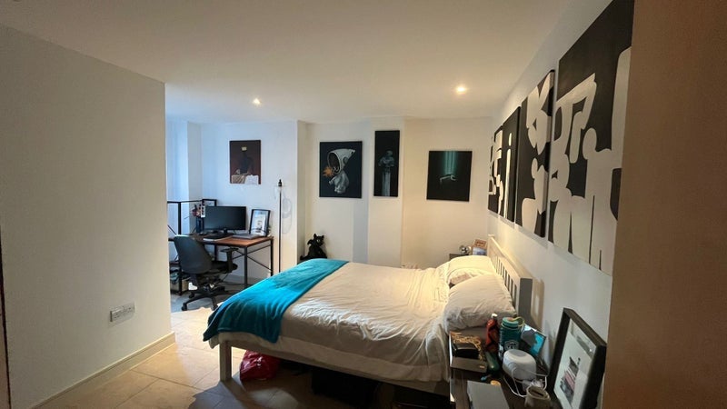 Room Leman Street in Greater London