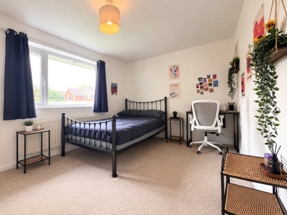 Flat The Acorns in Swindon