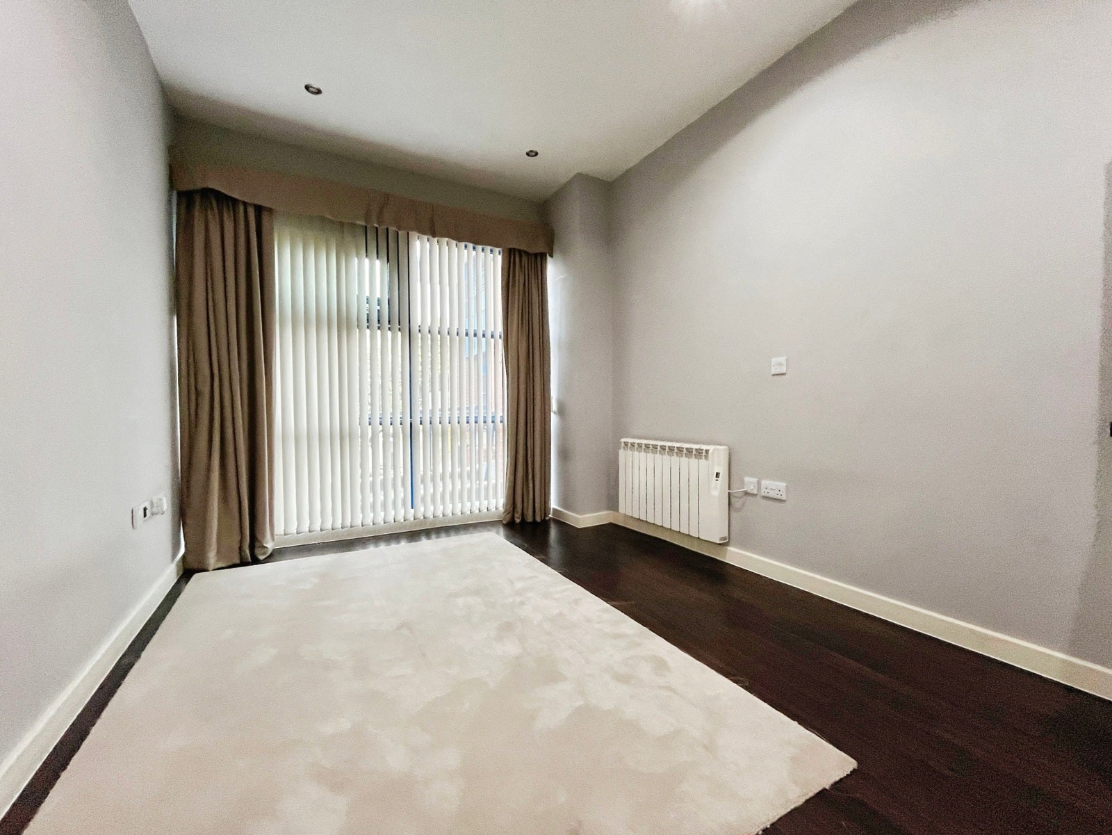 Flat Bath Road in Greater London