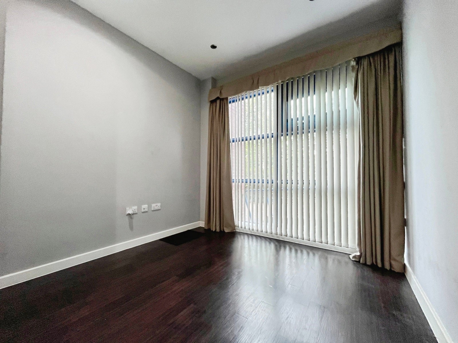 Flat Bath Road in Greater London