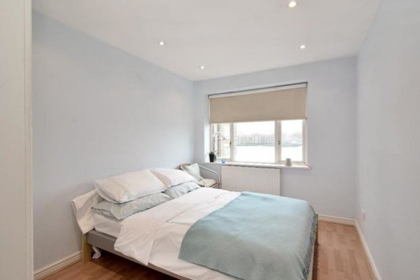 Flat Princes Riverside Road in Greater London