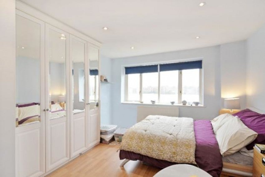 Flat Princes Riverside Road in Greater London