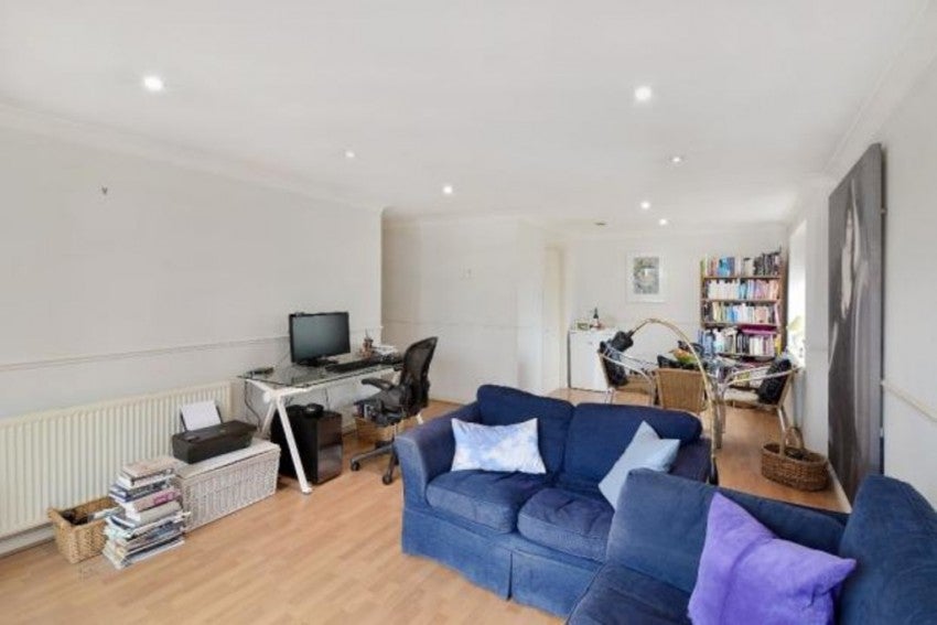 Flat Princes Riverside Road in Greater London