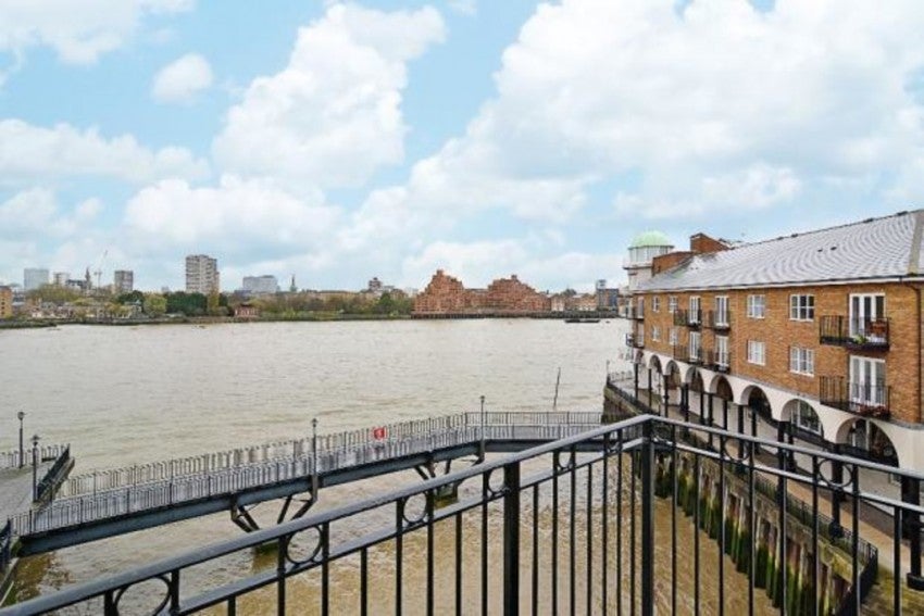 Flat Princes Riverside Road in Greater London