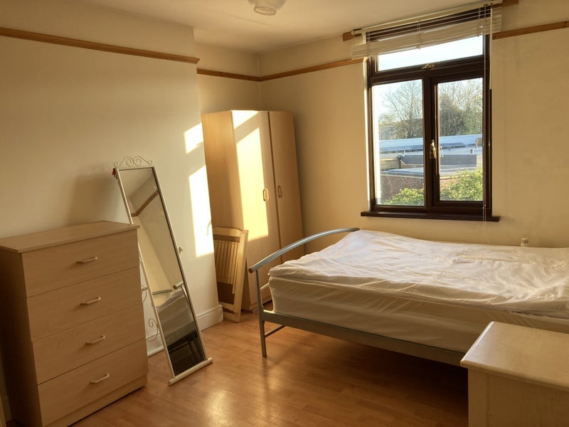 Room Woodstock Road in Greater London