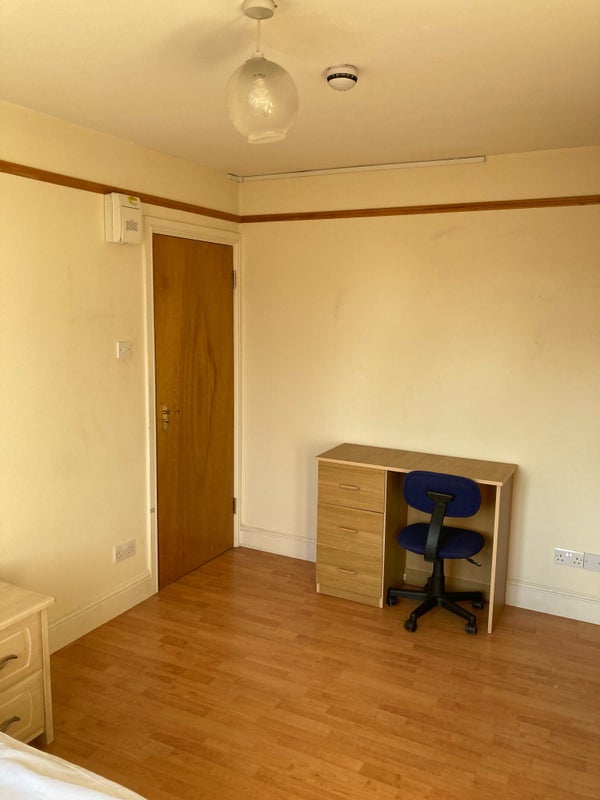 Room Woodstock Road in Greater London