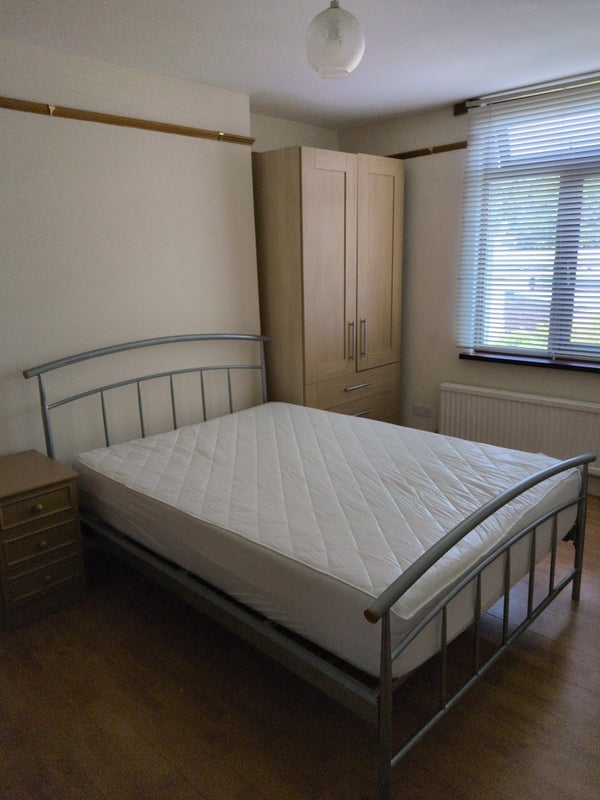 Room Woodstock Road in Greater London