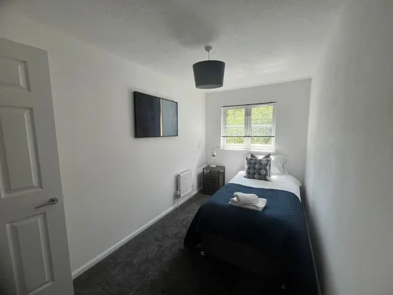 Flat Phillips Close in Crawley