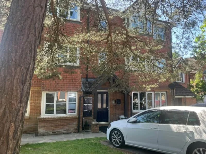 Flat Phillips Close in Crawley