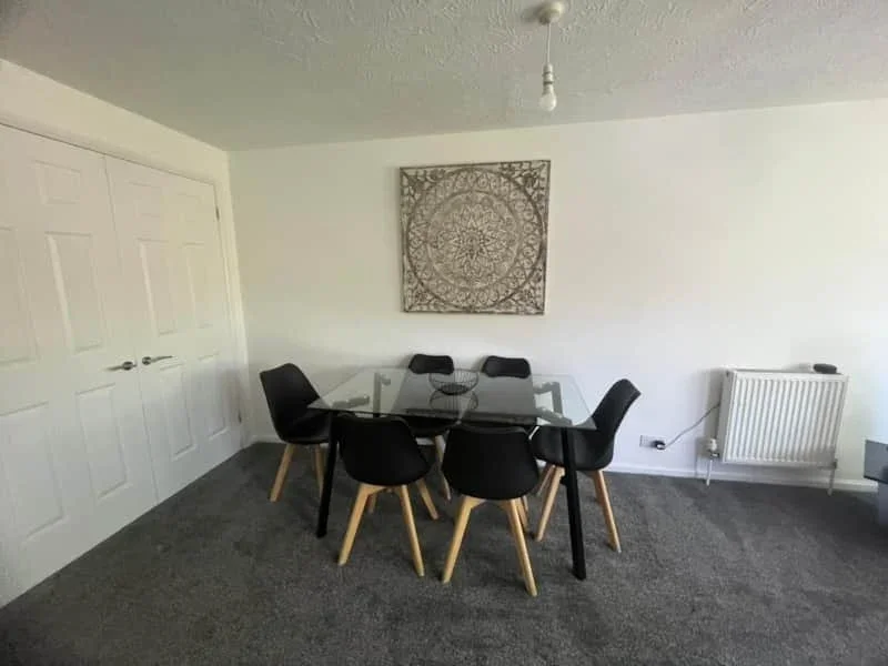 Flat Phillips Close in Crawley
