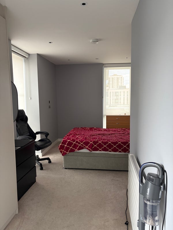 Flat Exhibition Way in Greater London