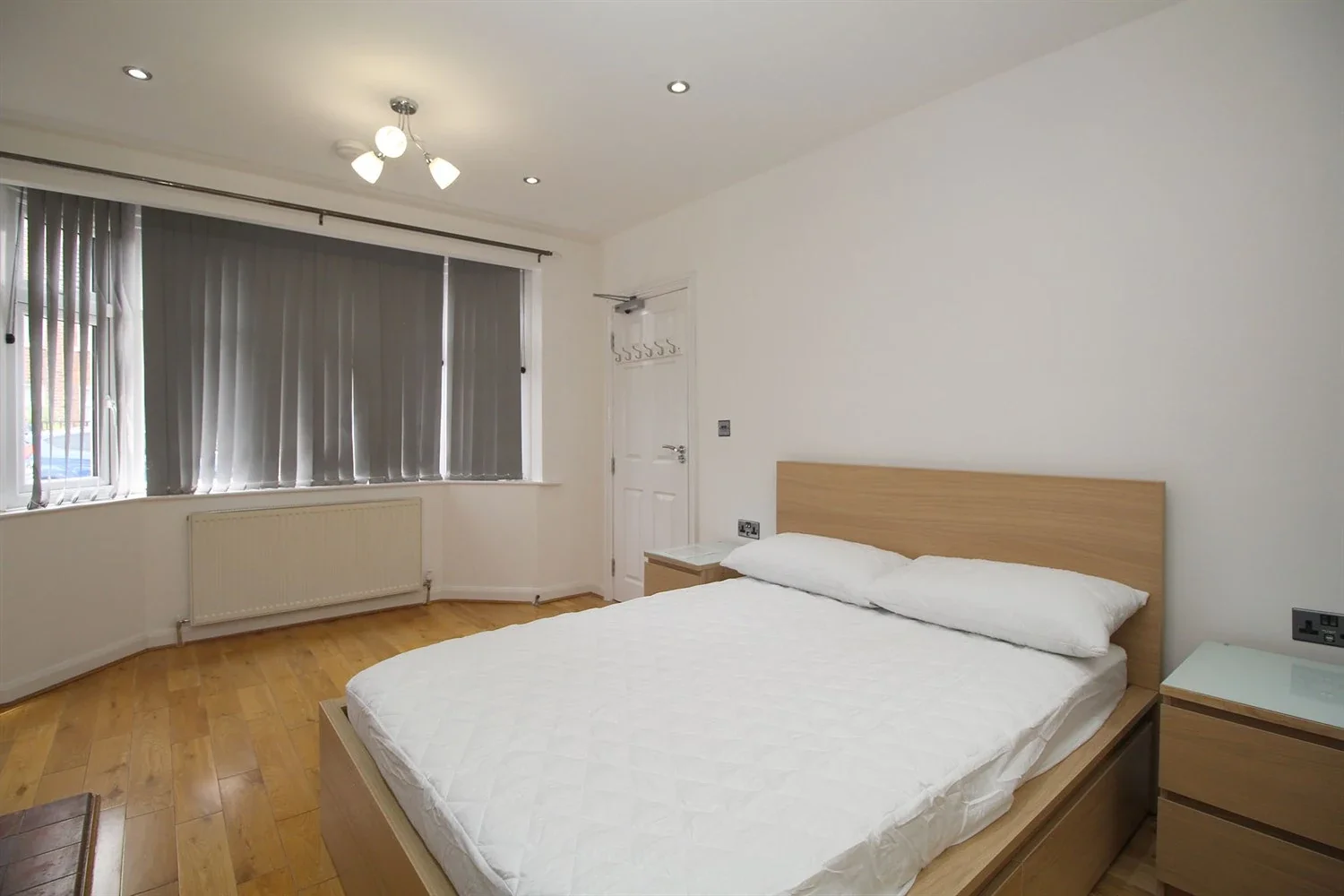 Room Kings Avenue in Charnwood