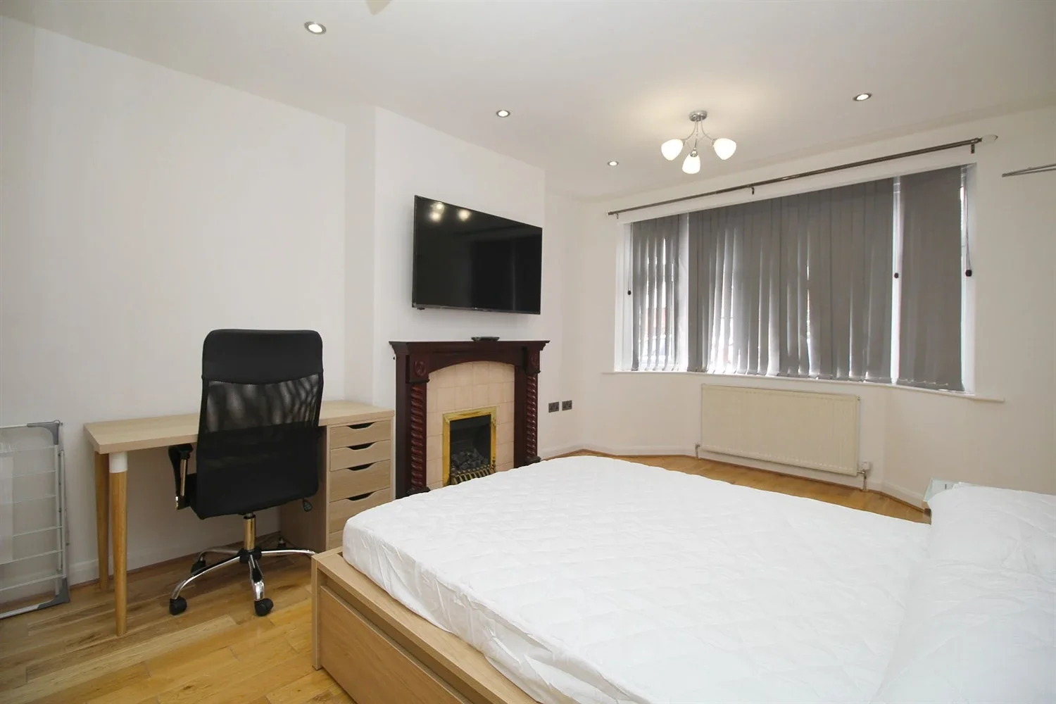 Room Kings Avenue in Charnwood