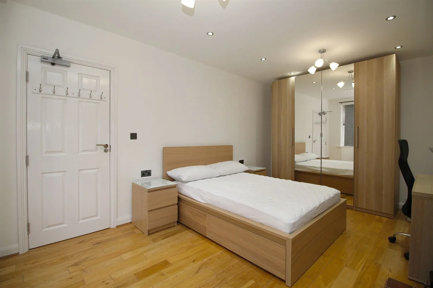 Room Kings Avenue in Charnwood
