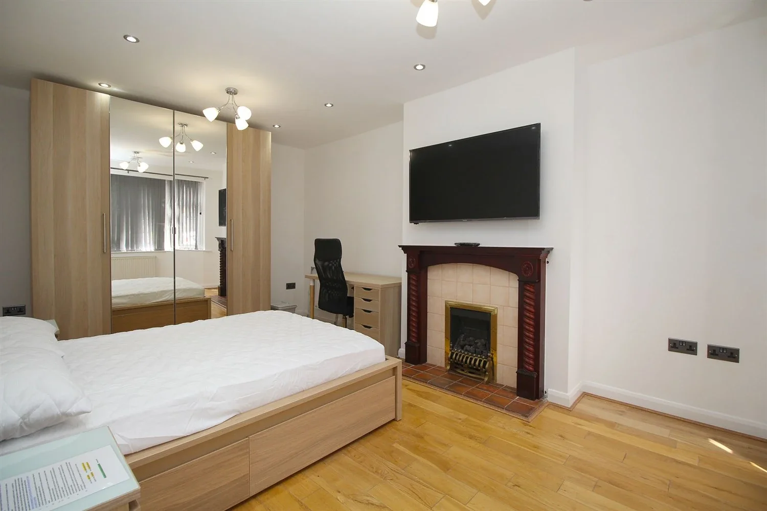 Room Kings Avenue in Charnwood