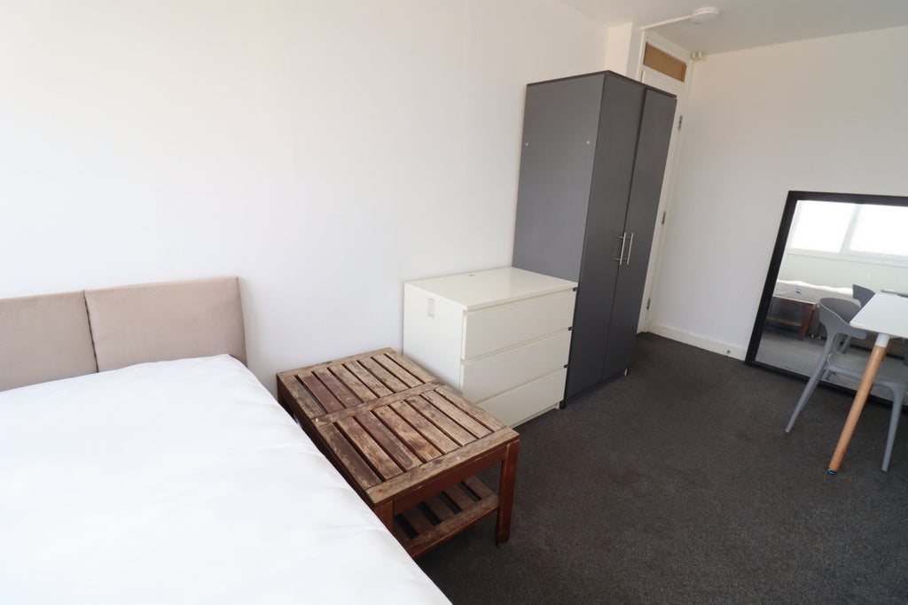 Room Globe Road in Greater London