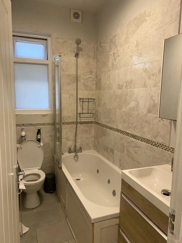 Room Kingscourt Road in Greater London