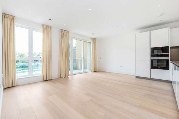 Flat Broom Road in Greater London