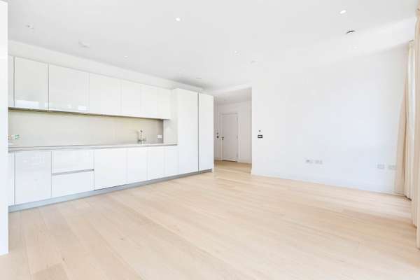Flat Broom Road in Greater London