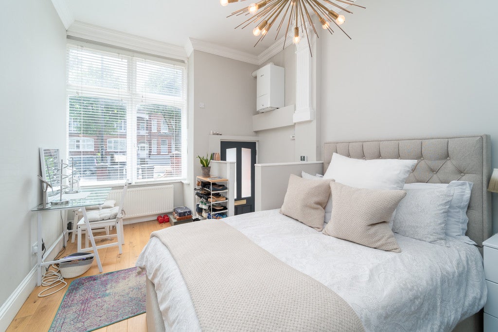 Flat Queens Avenue in Greater London